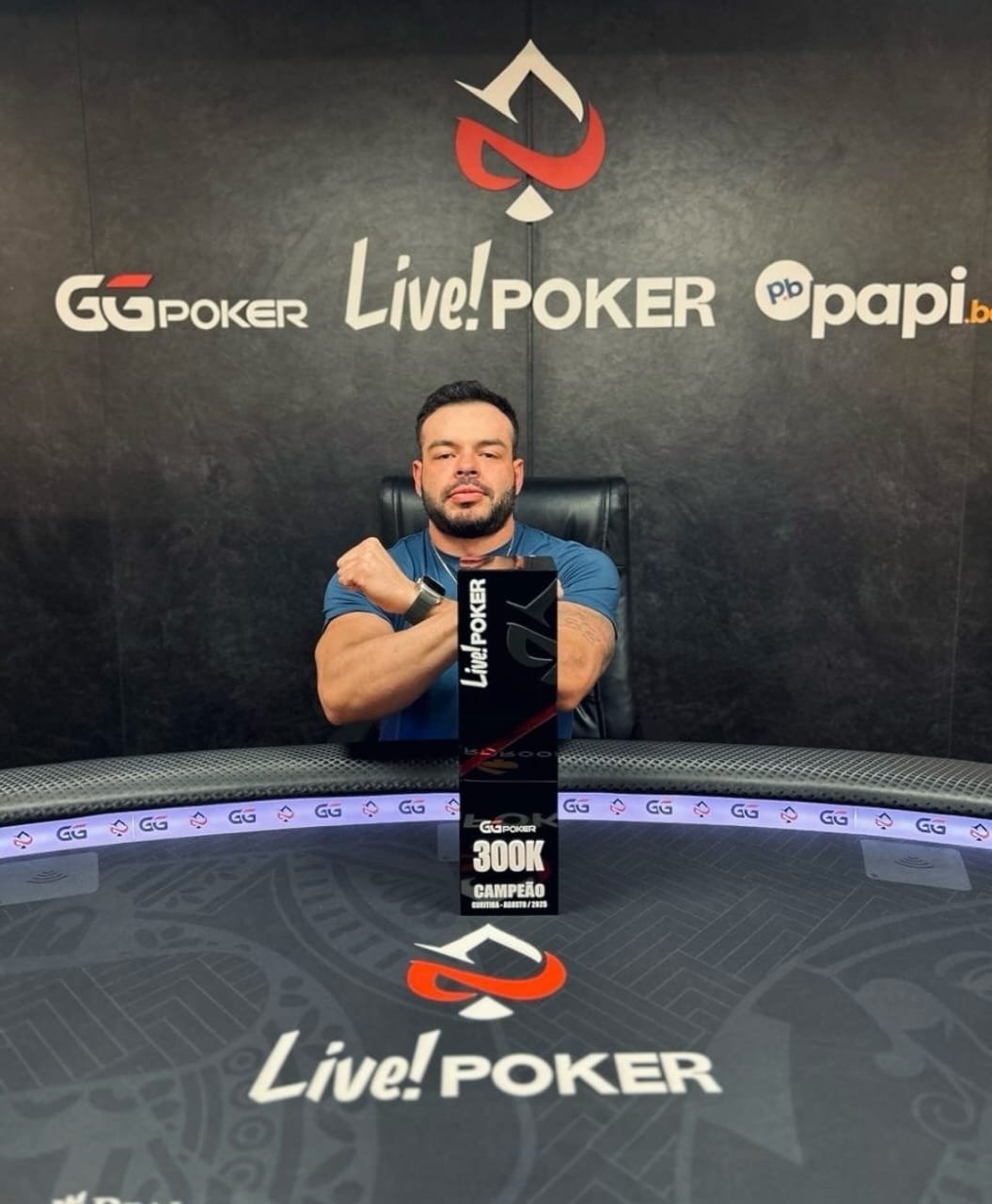 Bombou! Não só o torneio de 300k garantido, mas também o campeão.